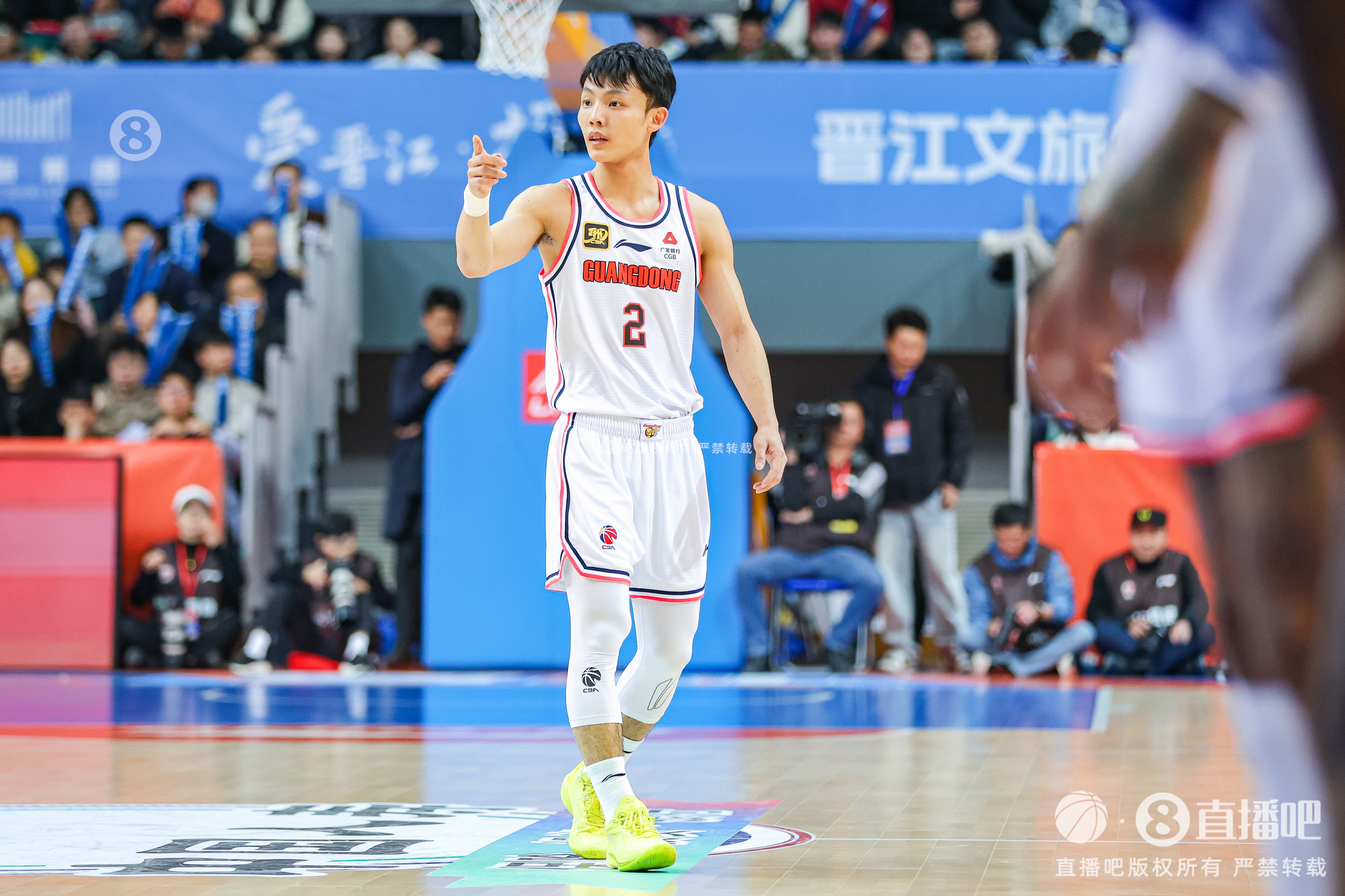 徐中锋稳定发挥！徐杰半场12中4&三分7中2贡献12分2前场板2助2断